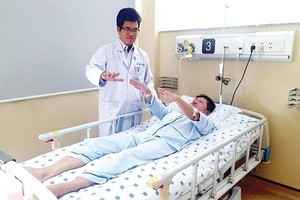 Dr. Thang is treating a stroke patient (Photo: SGGP)