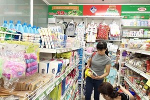 Consumers shop at a convenience store in HCM City (Photo: VNA)
