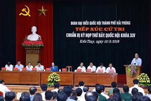 Prime Minister Nguyen Xuan Phuc speaks at the working session. (Photo: VNA)