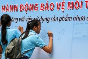 Nearly 1,000 students commit not to using single-use plastic glasses, straws