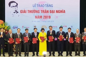 Deputy Prime Minister Vu Duc Dam honored winners of the Tran Dai Nghia Awards 2019