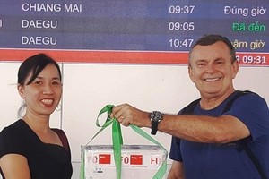 Dr. Kondrot presents a special gift of 10 corneas (Photo: SGGP)