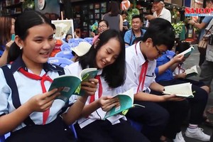Half of HCMC primary children, junior high schoolers love reading: Survey