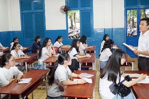 A supervisor is popularizing regulation for candidates in Tran Khai Nguyen High School (Photo: SGGP)