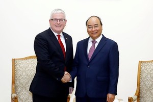 Prime Minister Nguyen Xuan Phuc (R) and Australian Ambassador Craig Chittick (Photo: VNA)