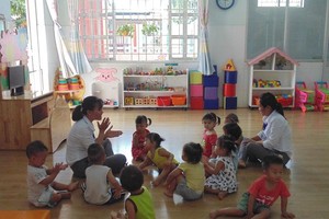 Teachers and kids of Hoa Phuong Preschool in BInh Chanh DIstrict, one of shools in the district keep workers' children (PHoto: SGGP)