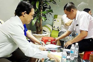 Inspectors are checking at a private medical clinics (Photo: SGGP)