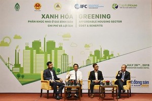 Experts and real estate developers discuss the development of affordable green housing in Vietnam. (Photo: VNA)