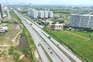 The task of land compensation payment has a great effect on the completion of transport construction projects. Photo by Cao Thang