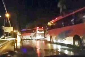 Vehicles transport Chinese men (Photo: SGGP)