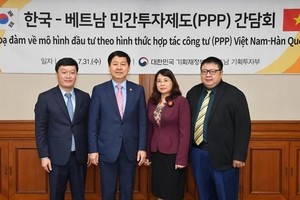 RoK Deputy Minister of Finance Koo Yun-Cheol (second, L) and Vietnamese Deputy Minister of Planning and Investment Nguyen Duc Trung (L) at the meeting (source: Yonhap)