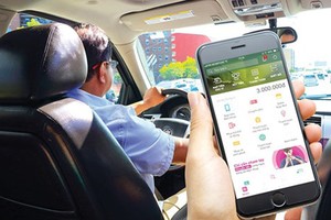 Using an e-wallet to pay for transport services. (Photo:  SGGP)