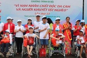 Deputy Party Secretary Vo Thi Dung gifts AO victims (Photo: SGGP)