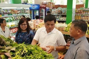 At a Co.op Food franchisee in HCM City. Vietnam offers huge opportunities for convenience store franchisers. — Photo courtesy of Saigon Co.op