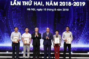 Prime Minister Nguyen Xuan Phuc (third from right) and the winners of press awards for the fight against corruption and wastefullness."(Photo: VNA)