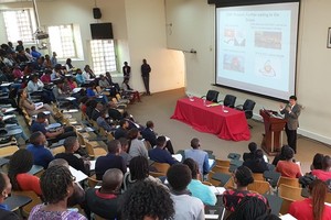 The lecture by Vietnamese Ambassador to Mozambique Le Huy Hoang at the Joaquim Chissano University on August 15 (Photo: VNA)