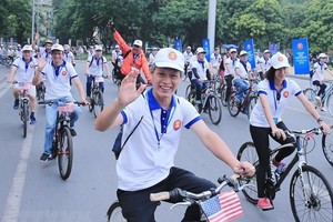Participants of the ASEAN Family Day 2019 in Hanoi cycle together (Photo: VNA)