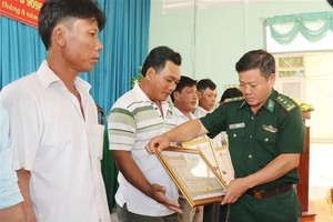 Vietnamese fishermen awarded for saving Philippine sailors