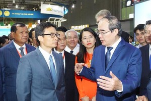 Deputy Prime Minister Vu Duc Dam (Left) and Party Chief Nguyen Thien Nhan ( Right) at the event (PHoto: SGGP)