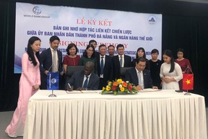 At the signing ceremony (Photo: Courtesy of World Bank)