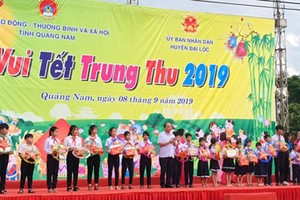 The Prime Minister delivered gifts for poor students in Dai Loc District of Quang Nam Province. (Photo: SGGP)