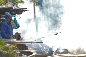 A medical worker is spraying chemical to kill mosquito (Photo: SGGP)