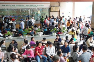 Patients wait to pay medical service fee at HCMC Medicine University Hospital  (Photo: SGGP)
