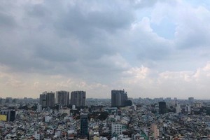 The cloudy and dusty sky of HCMC on September 23. (Photo: SGGP)