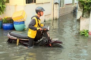 A street flooded due to high tides in HCM City’s district 8 (Source: VNA)