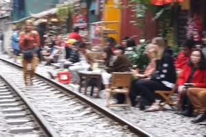 Ministry asks to shut down makeshift cafés along railroad