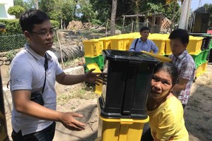 Residents receive dust bins (Photo: SGGP)