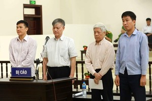 Vinashin former Chairman of the Members’ Council Nguyen Ngoc Su (second, left) and other defendants at the appeal trial (Photo: VNA)