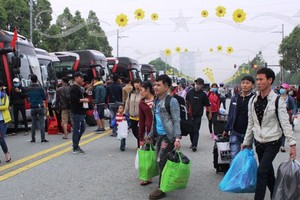 Labor union presents 35,500 coach, airline tickets to needy workers