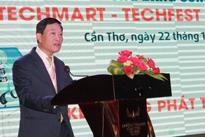 Deputy Minister of Science and Technology Tran Van Tung is delivering his speech