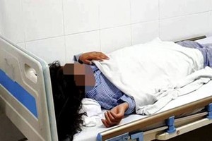 The girl at the hospital (Photo: SGGP)