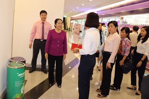 Deputy Secretary of the HCMC Party Committee Vo Thi Dung is investigating the status of implementing garbage sorting in an urban area. (Photo: SGGP)