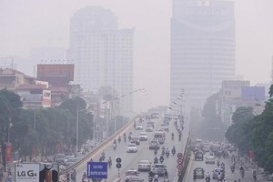 Dust kicked up by vehicles traveling on roads is major culprit of air pollution (Photo: SGGP)