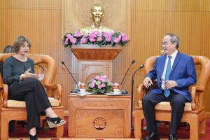 Secretary of Ho Chi Minh City's Party Committee Nguyen Thien Nhan (R) and Dutch Ambassador to Vietnam Elsbeth Akkerman in the yesterday meeting (Photo: SGGP)
