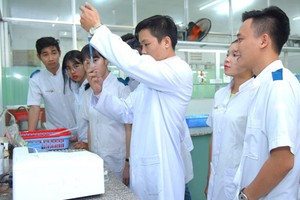 Students of Dai Viet Sai Gon College are attending a lab lesson