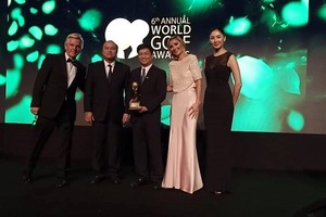 A representative of the Vietnam National Administration of Tourism (centre) receives the awards at the ceremony in Abu Dhabi, the UAE, on October 29 (Photo: VNA)