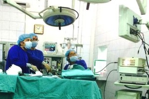 Medical workers perform an operation to treat   hemorrhoids (Photo: SGGP)