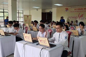 Students of Hanoi-based Amsterdam school for the Gifted register for the competition (Photo: SGGP)