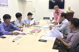 The Judge Board is evaluating papers of the first category. (Photo: SGGP)