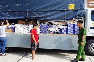 Economic police force keep a truck that carries smuggled tobacco (Photo: SGGP)