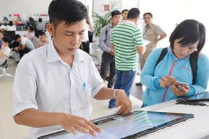 Citizens are searching for planning information at the office of the People’s Committee of District 12. (Photo: SGGP)