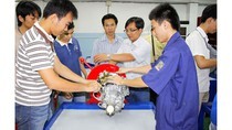 Technology students use and touch chemicals, electricity and machinery while working in workshops and labs; the school decides to buy accident insurance to protect students (Photo: SGGP)