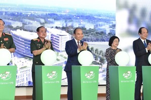 Prime Minister Nguyen Xuan Phuc (centre) attends the inauguration ceremony for the trauma and orthosis institute under Military Hospital 175 (Photo: SGGP)