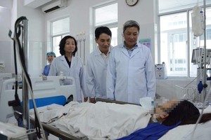 Health leader in Da Nang pay visit to Nguyen Thi Huyen (Photo: SGGP)