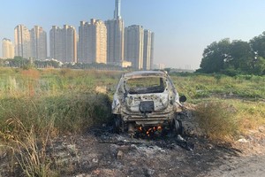 A car is found burned near Thu Thiem Bridge in District 2 ( Photo: SGGP)