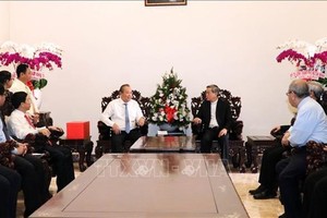 Deputy Prime Minister Truong Hoa Binh (L) and Archbishop of the Ho Chi Minh City Archdiocese Nguyen Nang (Source: VNA)